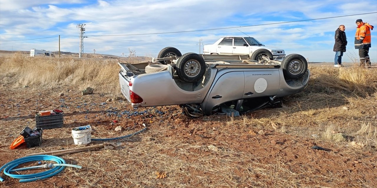 Şarampole devrilen kamyonetteki 3 kişi yaralandı