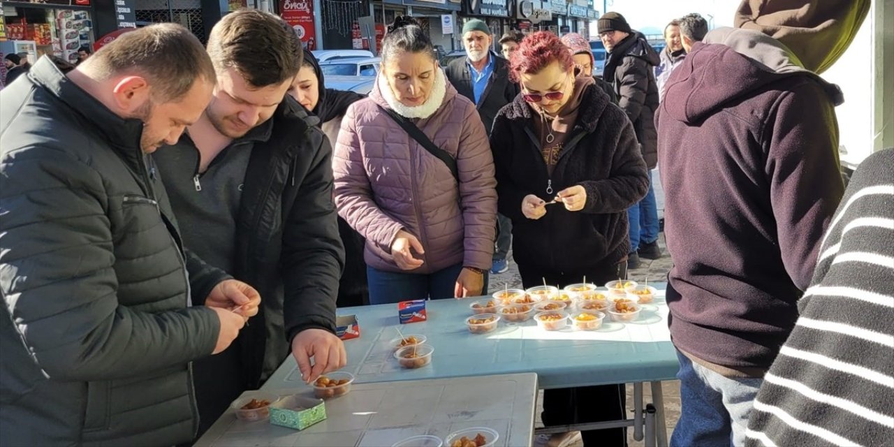 Beyşehir'de şehitler için lokma dağıtıldı
