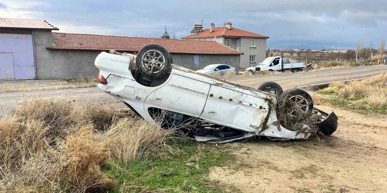 Devrilen otomobildeki 3 kişi yaralandı