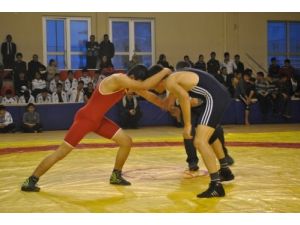 Denizli’de Okullar Arası Güreş Müsabakaları Tamamlandı