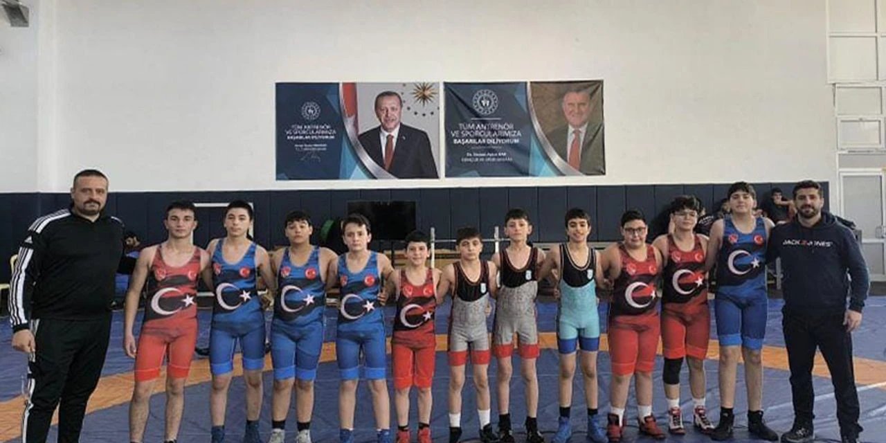Güreşte Akşehirli sporcular madalyaları topladı