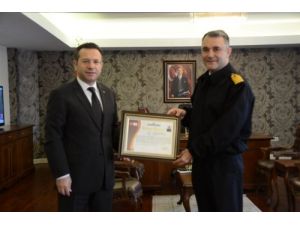 Vali Aksoy'dan Komutana Başarı Belgesi