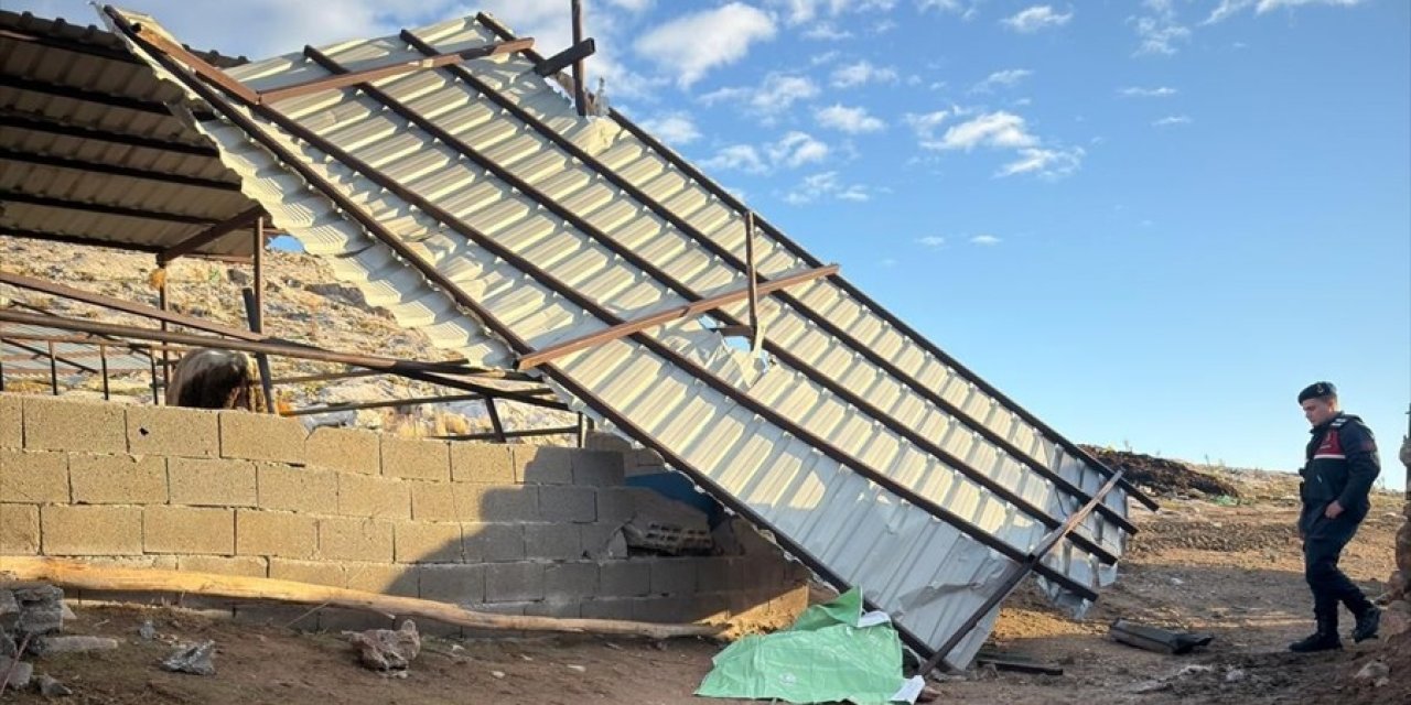 Rüzgarda savrulan çatının çarptığı kişi yaşamını yitirdi