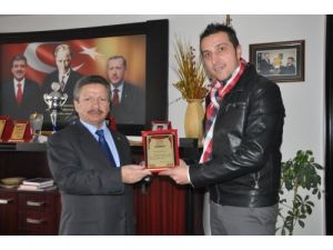 Yozgat Sanat Tiyatrosu'ndan Başkan Başer’e Teşekkür Plaketi