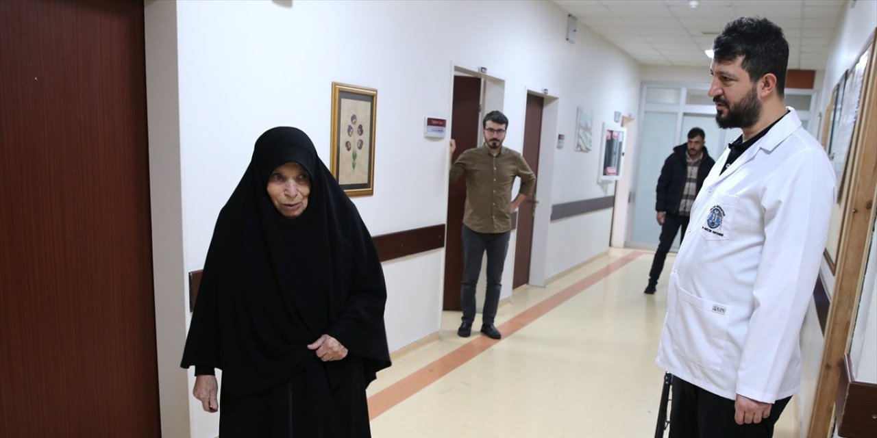 Sedyeyle geldi! Yürüyerek gitti