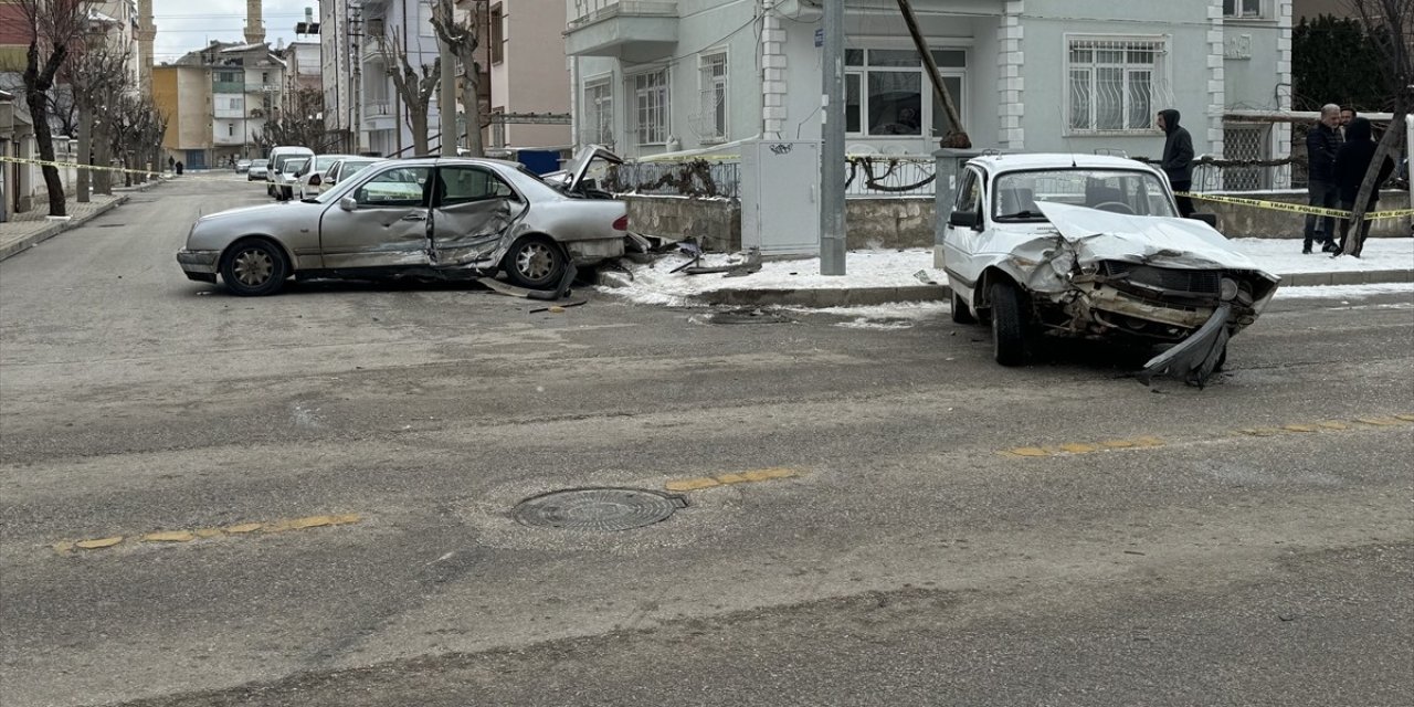 2 otomobil çarpıştı! 2 kişi yaralandı