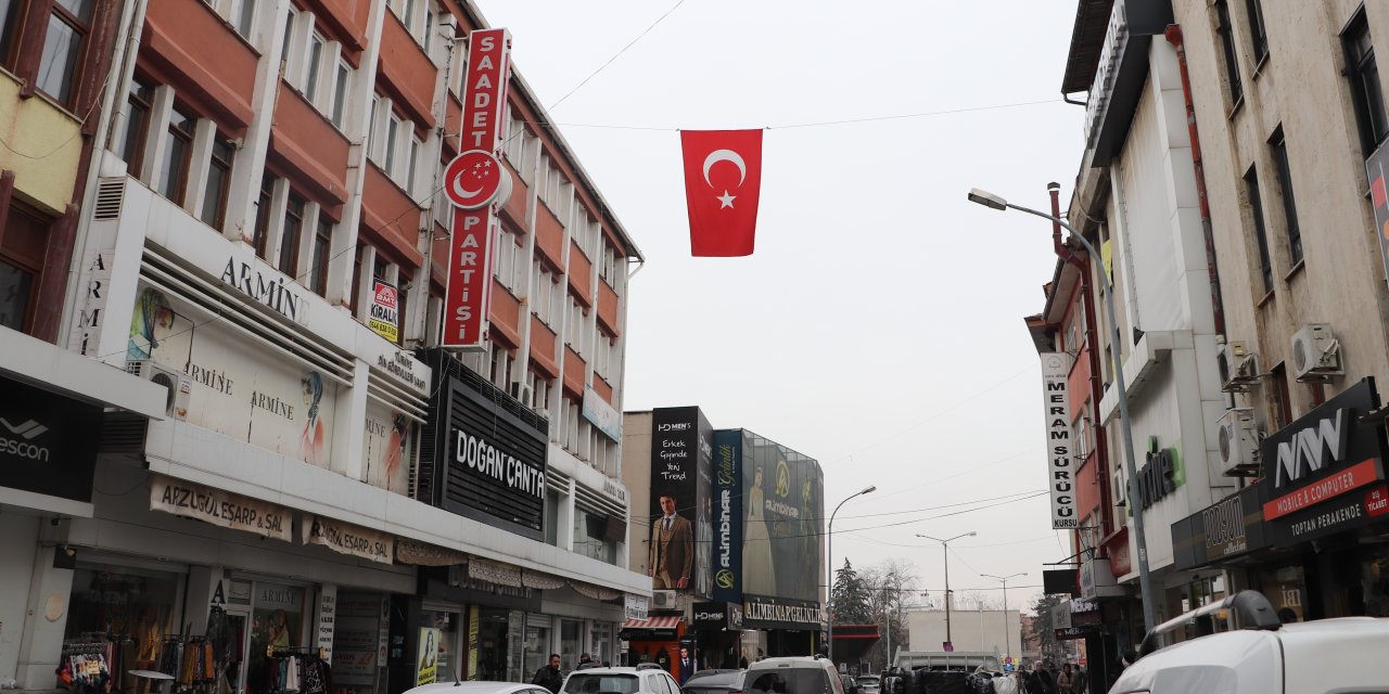 Saadet Konya, binasına Türk Bayrağı astı