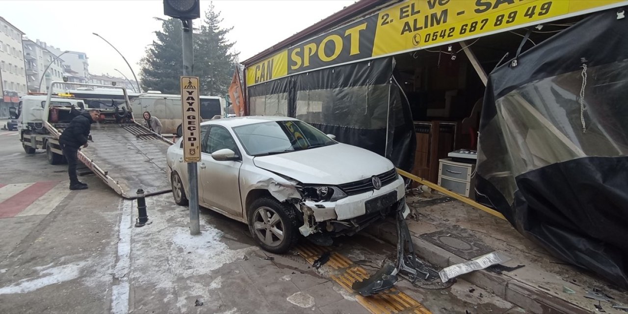 İki otomobilin çarpıştığı kazada 3 kişi yaralandı