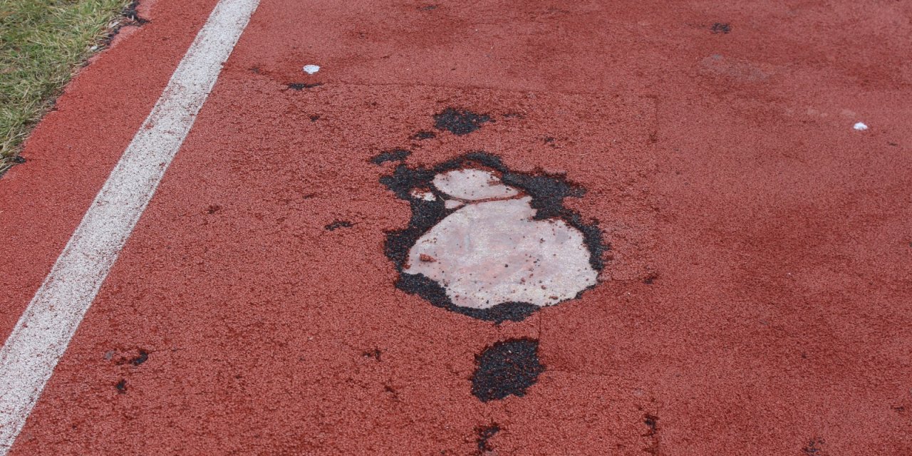 Şefik Can yürüyüş yolundaki çukurlara dikkat!