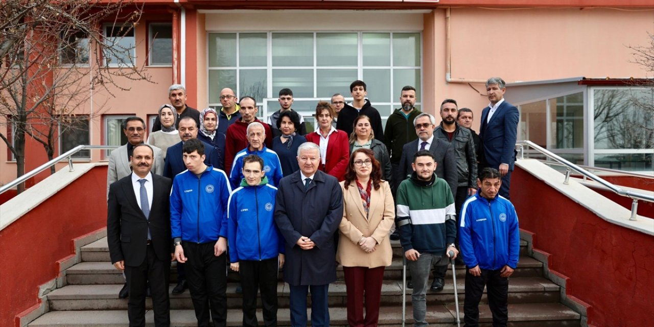 Aksaray Valisi Duru, Aksaray Bakım, Rehabilitasyon ve Aile Danışma Merkezini ziyaret etti