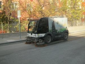 Her Gün 2 Bin 400 Litre Su İle Yolları Temizliyor