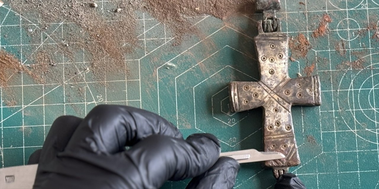 Konya'da bulunan 'mühürlenmiş bronz haç' restore edildi