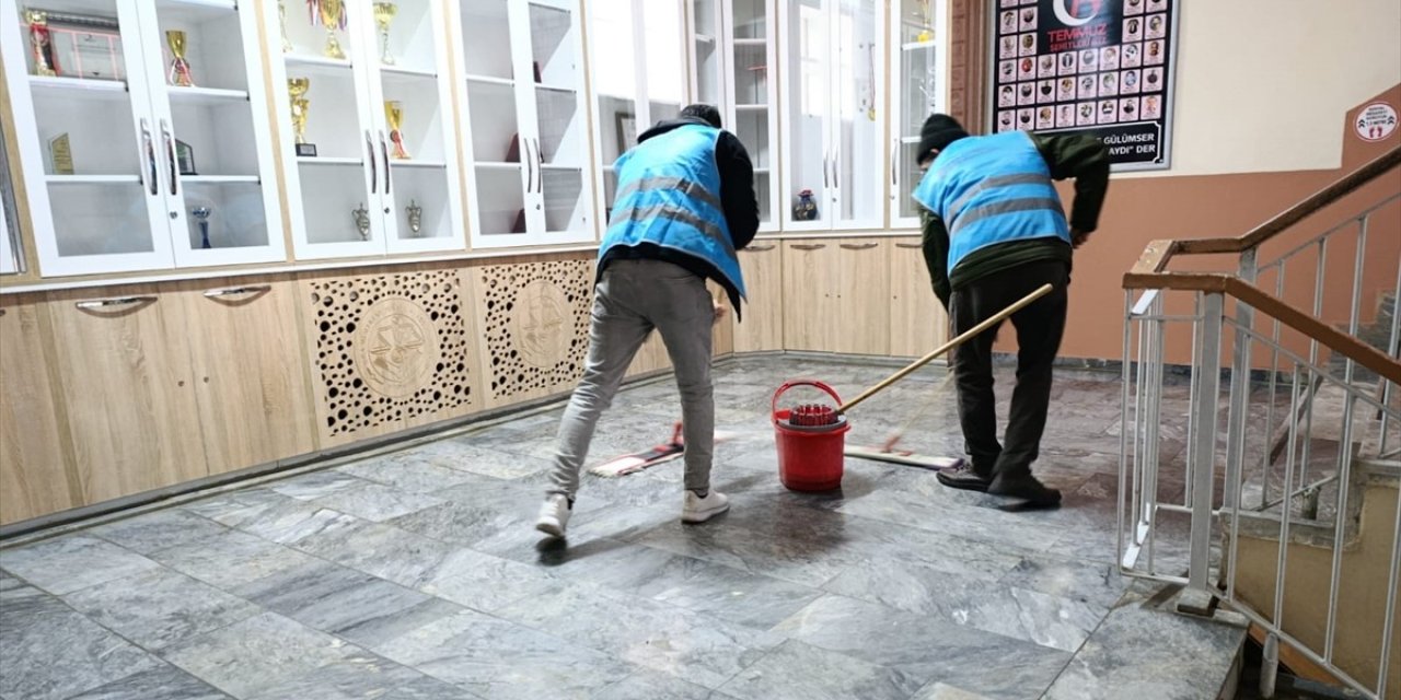 Denetimli serbestlik yükümlüleri okul temizliği yaptı