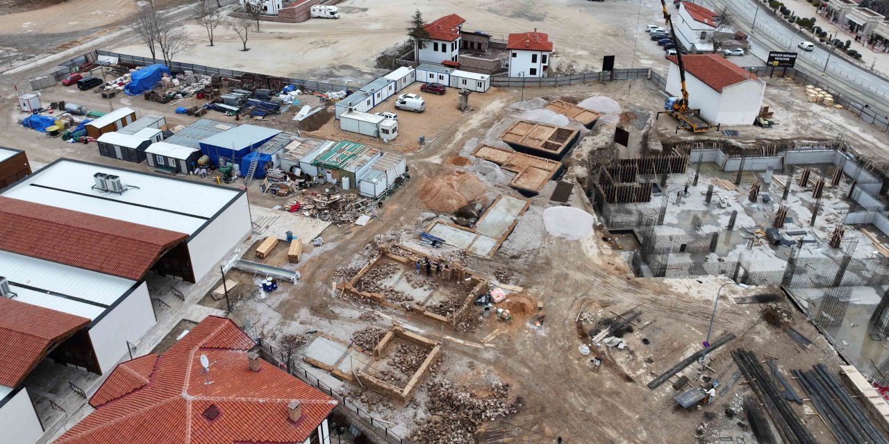 Türbe arkasında tarihi dönüşüm sürüyor