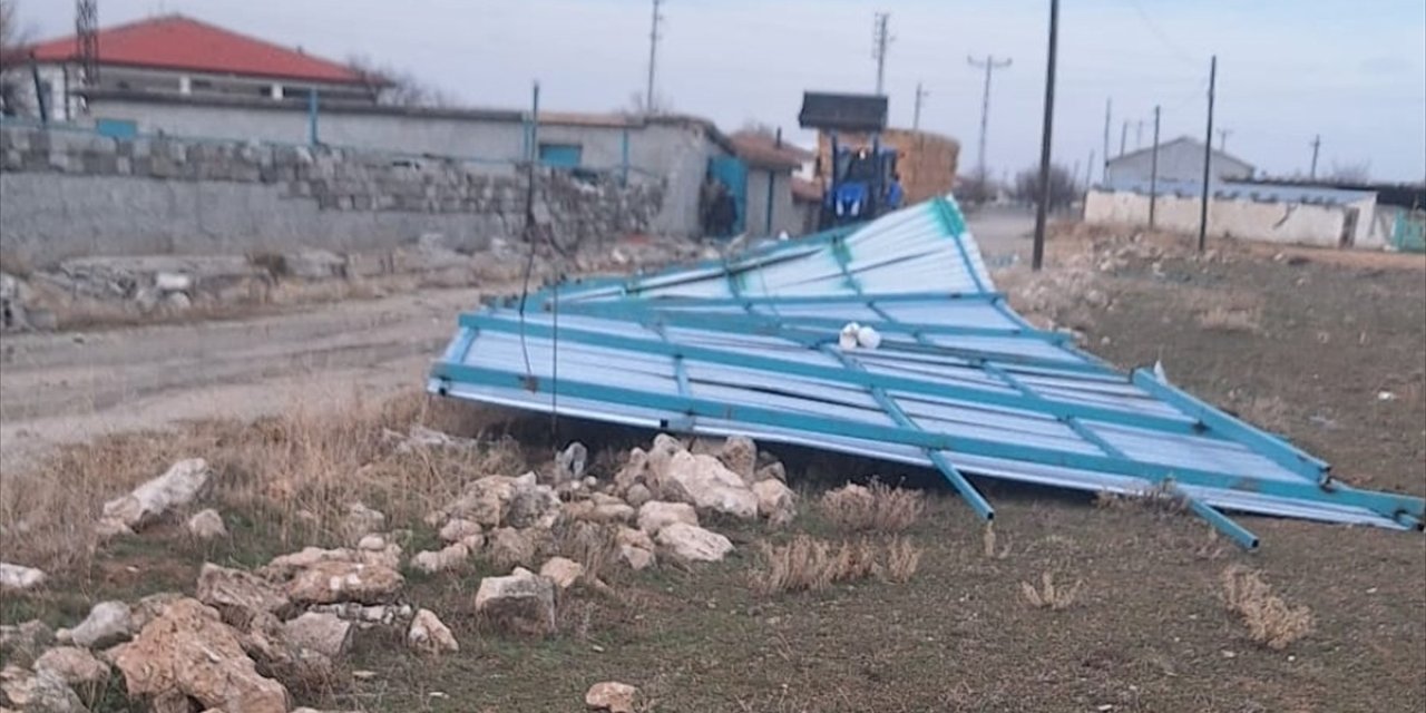 Uçan çatının altında kalan kişi hayatını kaybetti