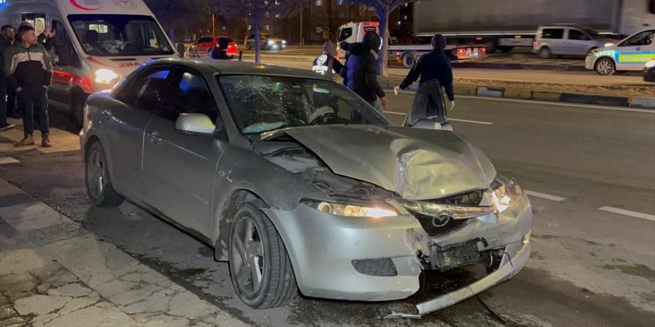 İki otomobilin çarpıştığı kazada 6 kişi yaralandı