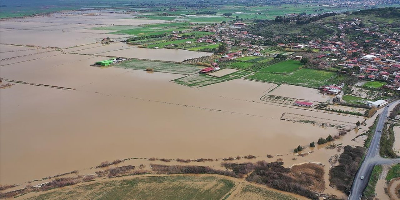 Büyük Menderes Nehri taştı, ekili alanlar su altına kaldı