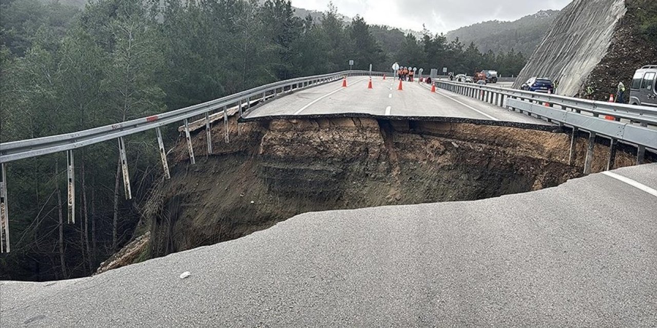 Yol göçtü! Dikkat heyelan tehlikesi