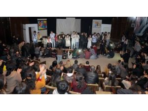 Elektrikler Kesilince Oyun Cep Telefonlarının Işıkları Altında Tamamlandı