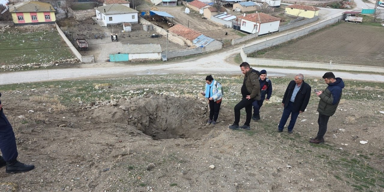 Tarihi höyükte kaçak kazı