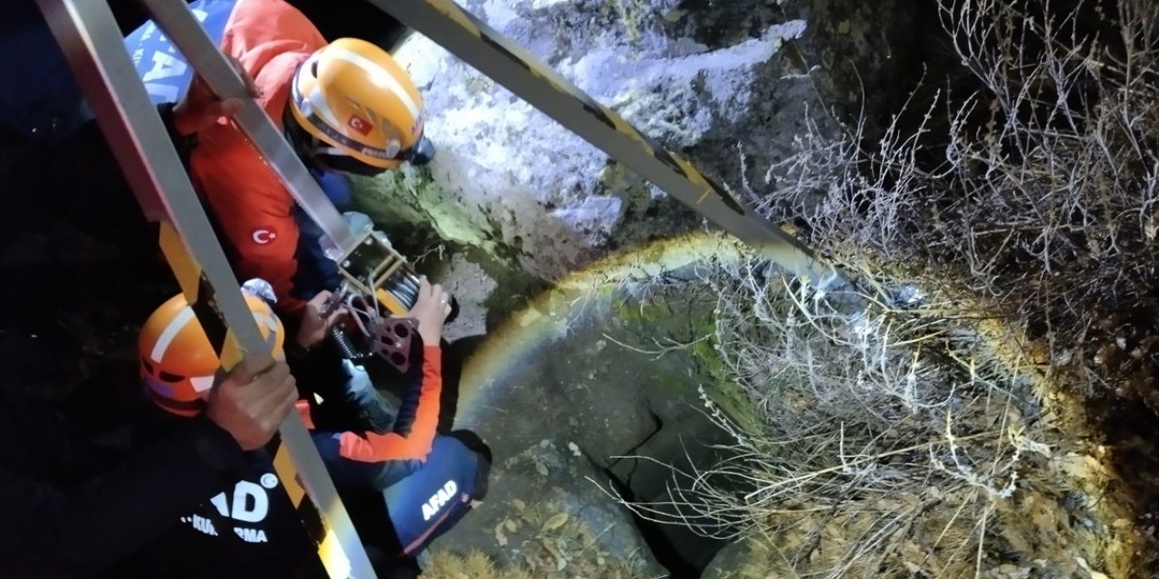 Define ararken sarnıçta mahsur kaldılar