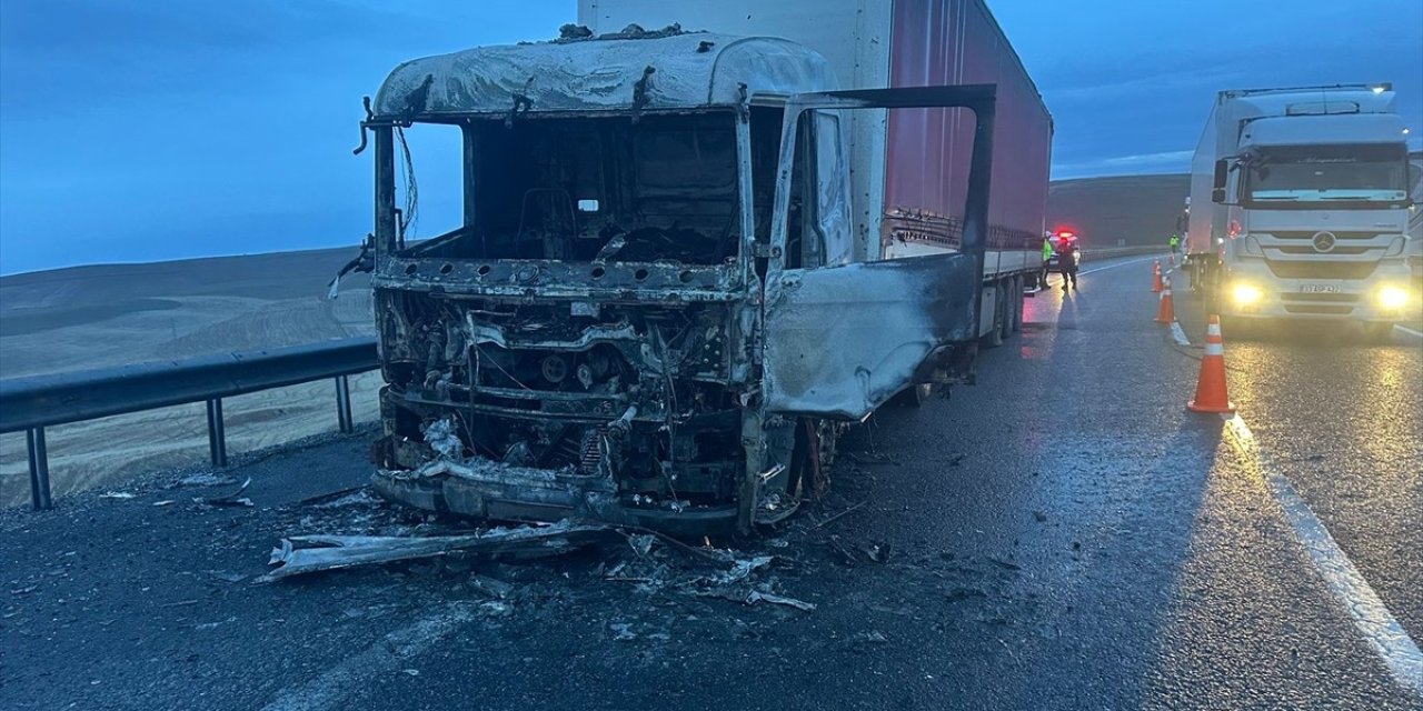 Konya'da tır kül oldu