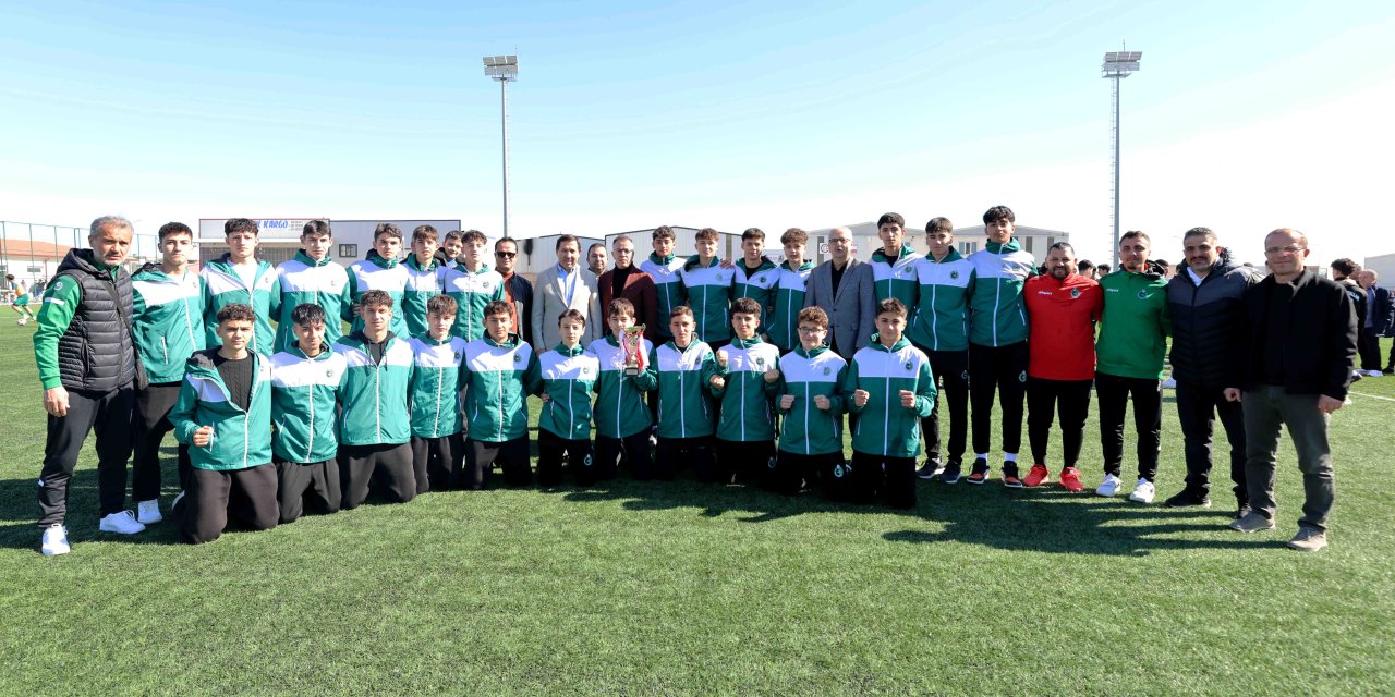 Karatay U16 futbol takımı kupasına kavuştu