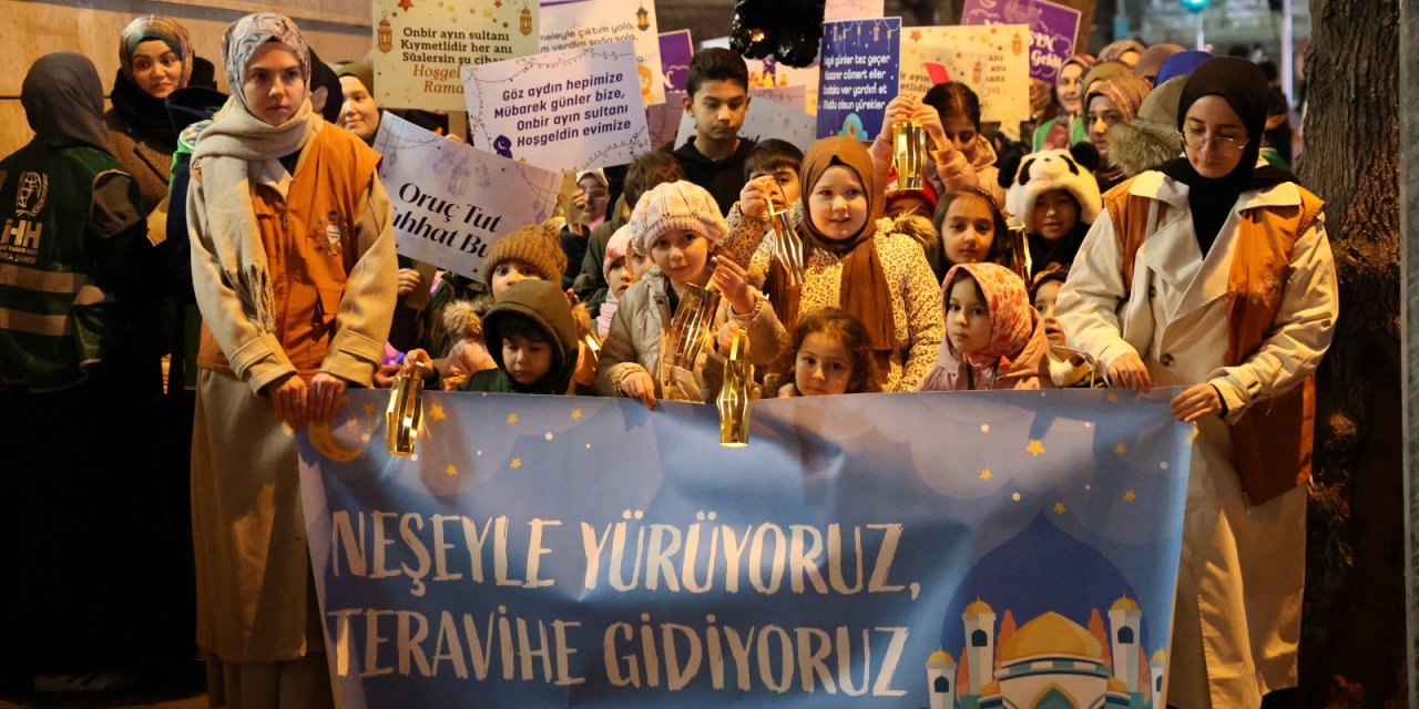 İHH Konya'dan fenerlerle Ramazan coşkusu