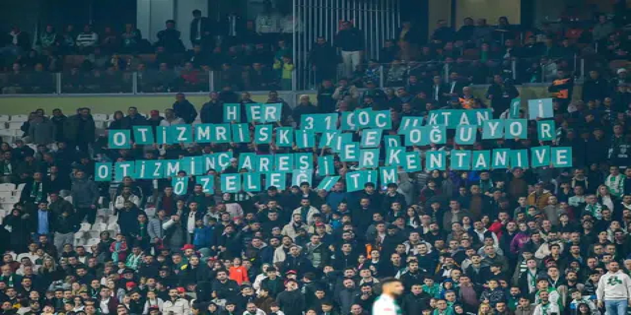 Tribünde otizme dikkat çekmek için pankart açıldı