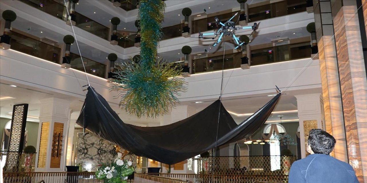 Otellerin avizeleri dronla temizleniyor
