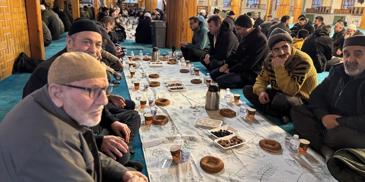 Konya'daki tarihi camide 'Ümmet İftarı'