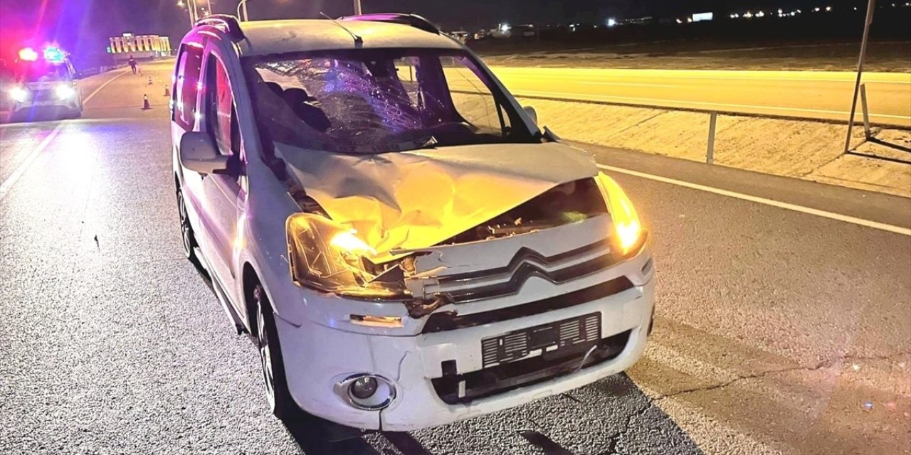 Araç yayaya çarptı, 2 kişi yaralandı