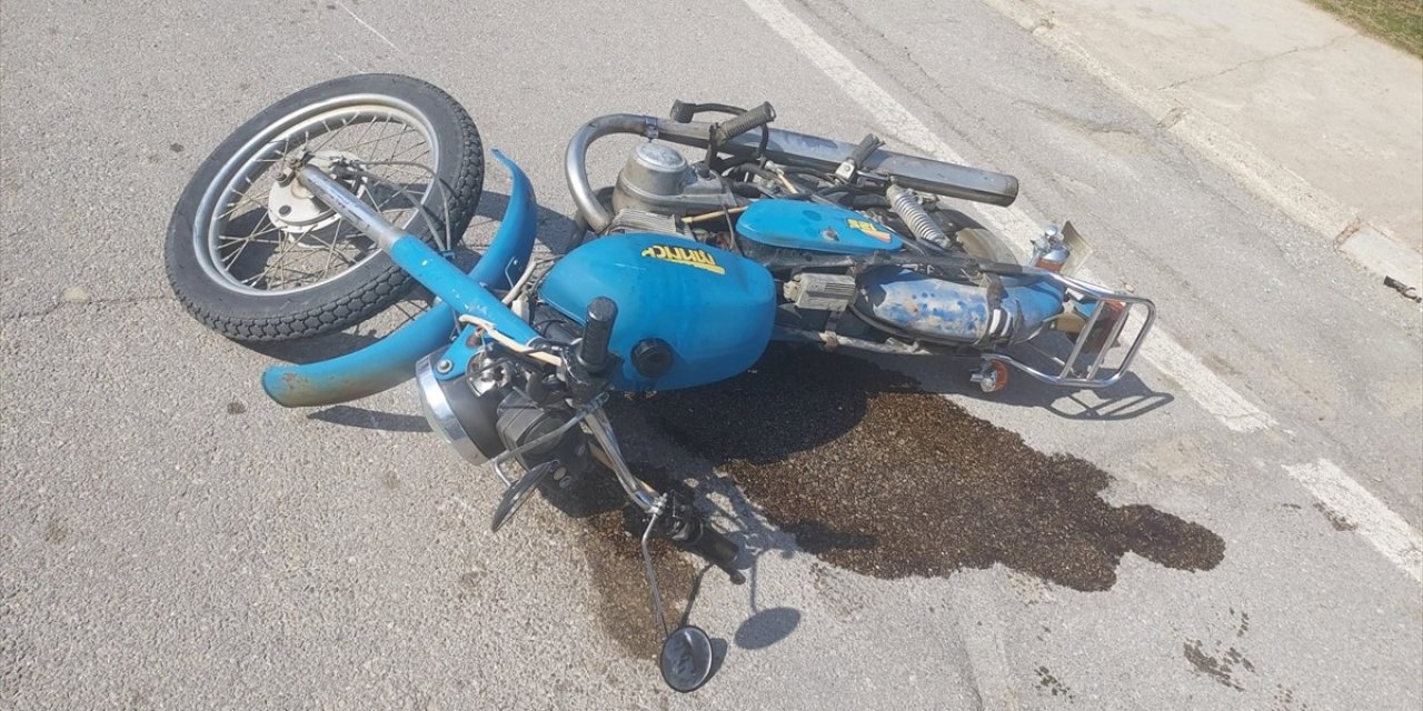 Otomobil ile motosiklet çarpıştı, 3 kişi yaralandı