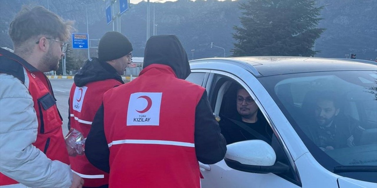 Konya'da yolda olanlara iftarlık dağıtılıyor