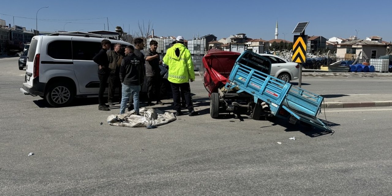2 araç çarpıştı! 1 kişi ağır yaralı