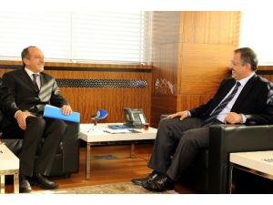 Özhaseki Ziyaretçileri Kabul Etti