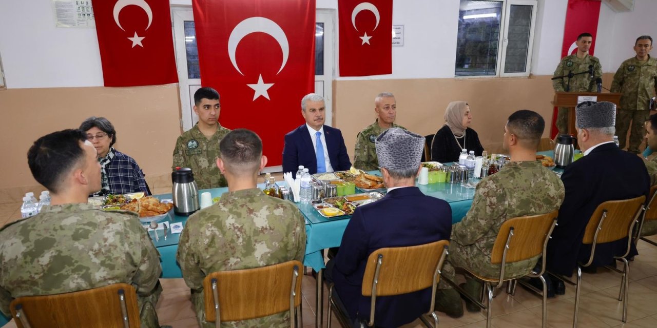 Vali Akın'dan Mehmetçiklerle iftar