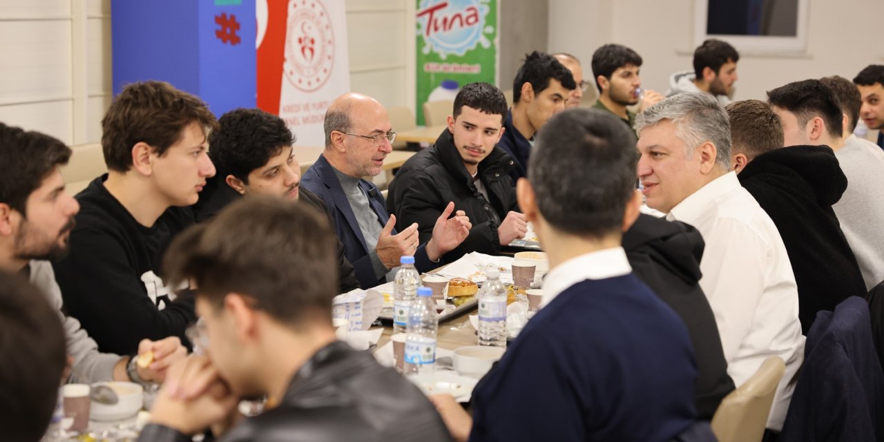 Pekyatırmacı öğrencilerle sahur yaptı