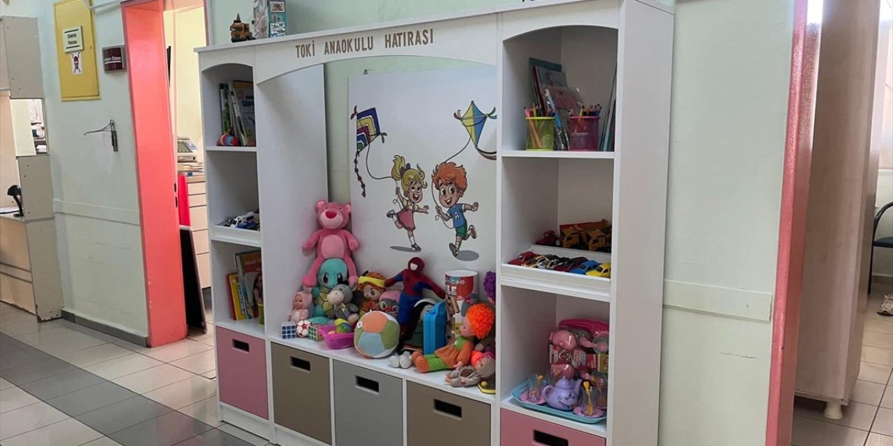 Seydişehir'de öğretmenler hastanede kitap ve oyuncak dolabı oluşturdu