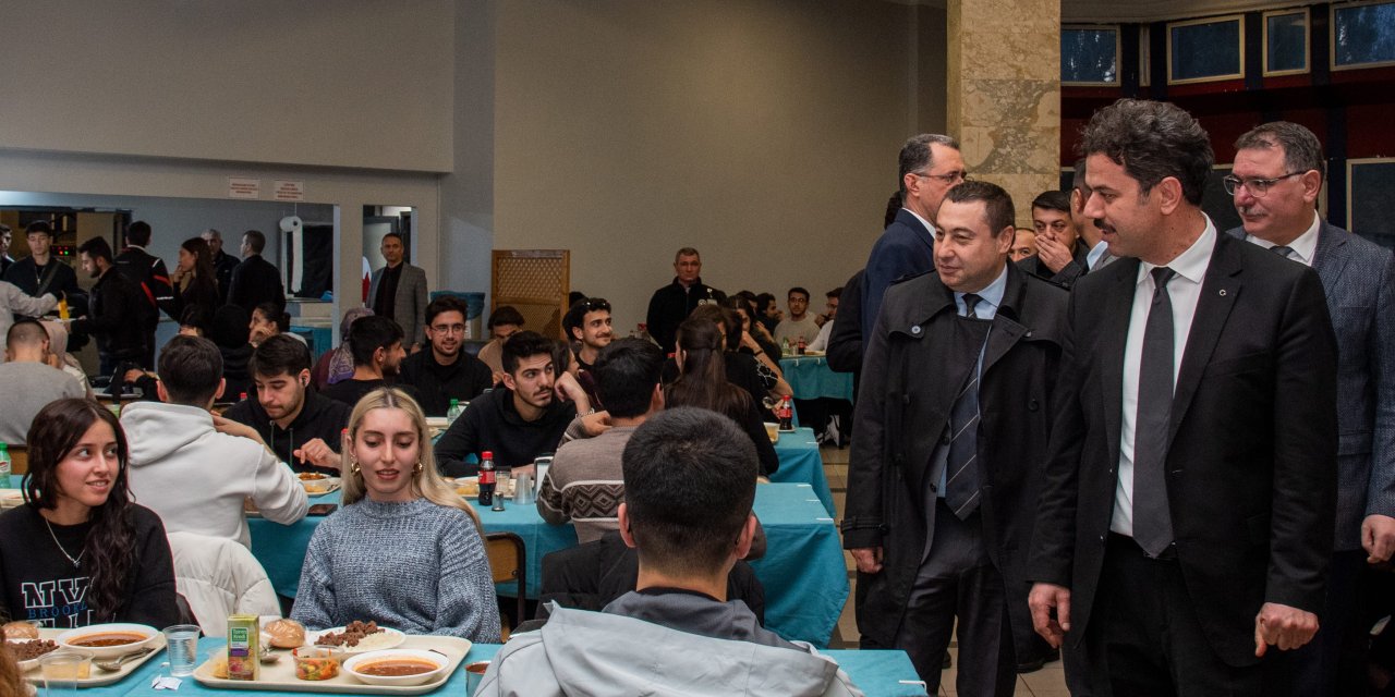 Rektör Yılmaz öğrencilerle iftarda buluştu