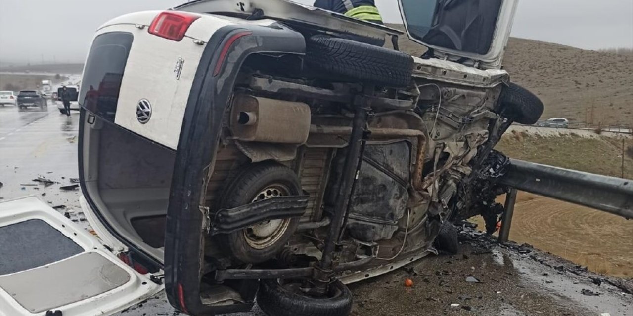 Konya'da 2 araç çarpıştı! 2 kişi öldü, 4 kişi yaralandı