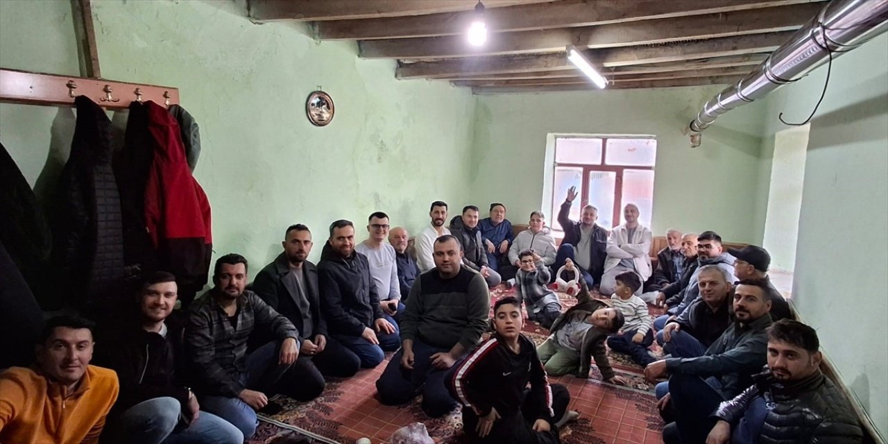 Beyşehir'de vatandaşlar köy odalarında bayramlaşıyor