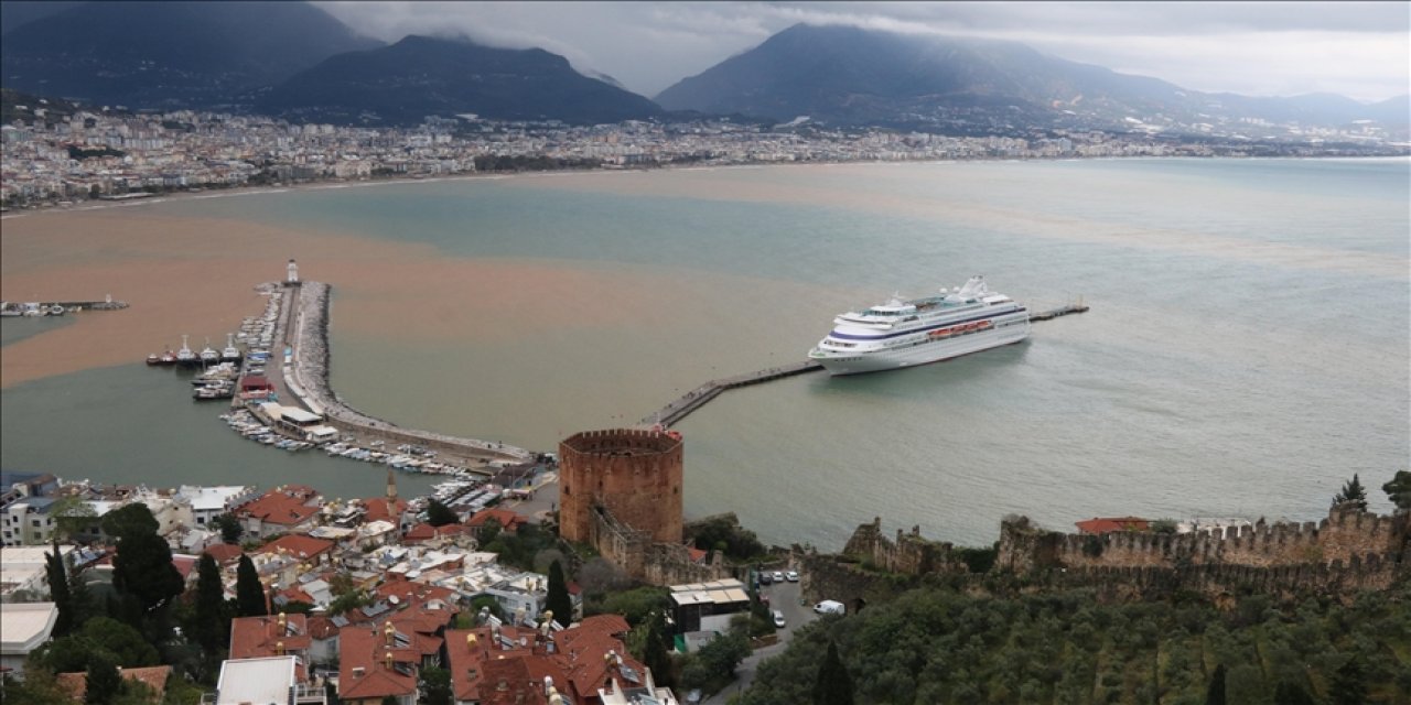 Alanya'da denizin rengi değişti