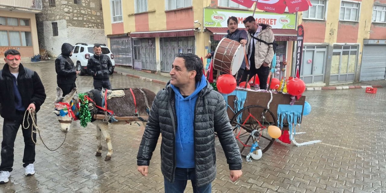 Davulcular süsledikleri eşek arabalarıyla bahşiş topladı