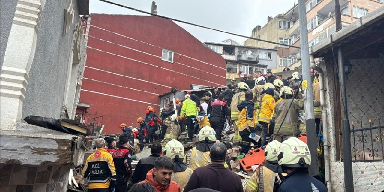 İstanbul 2 bina çöktü, enkaz altında insanlar var