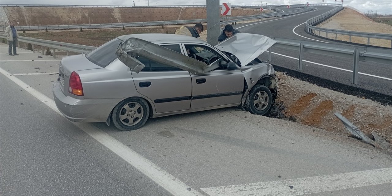 Otomobil bariyere çarptı, 2 kişi yaralandı