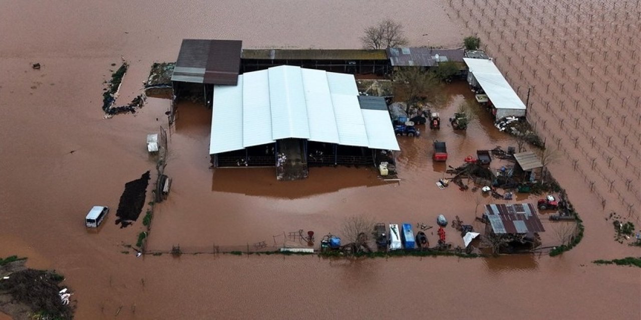 Nehir taştı, tarım arazileri su altında kaldı