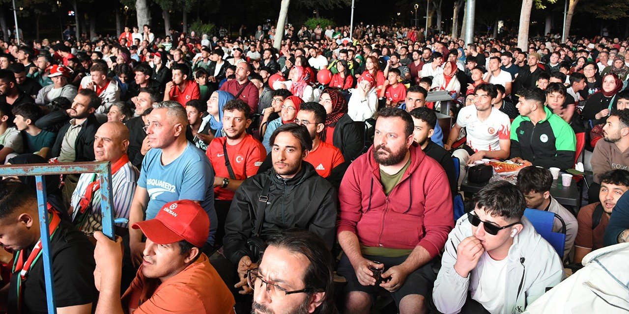 Milli maç açık havada izlenecek