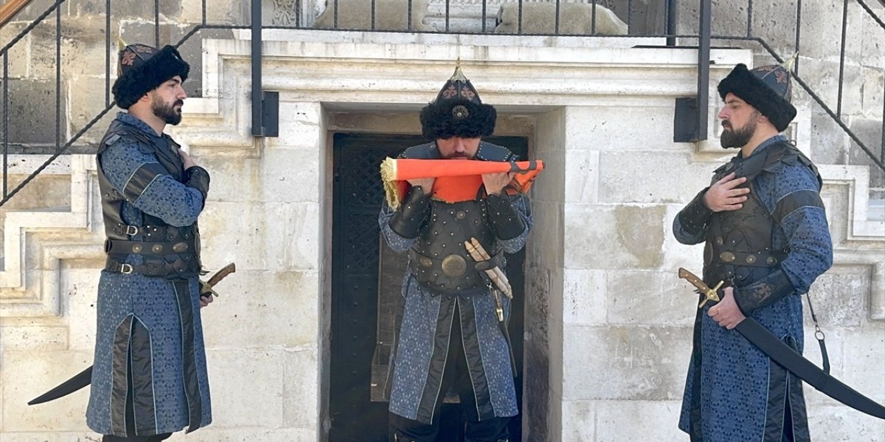 Selçuklu sultanlarına 'saygı nöbeti'