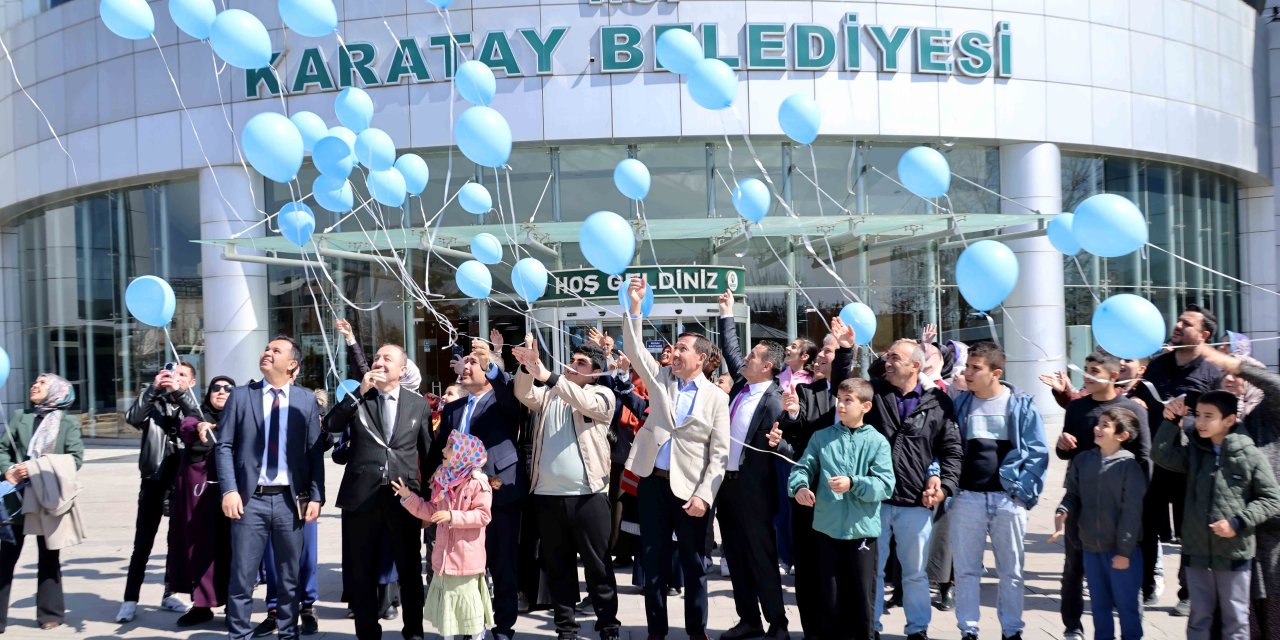 Karatay’da mavi balonlar gökyüzüne bırakıldı